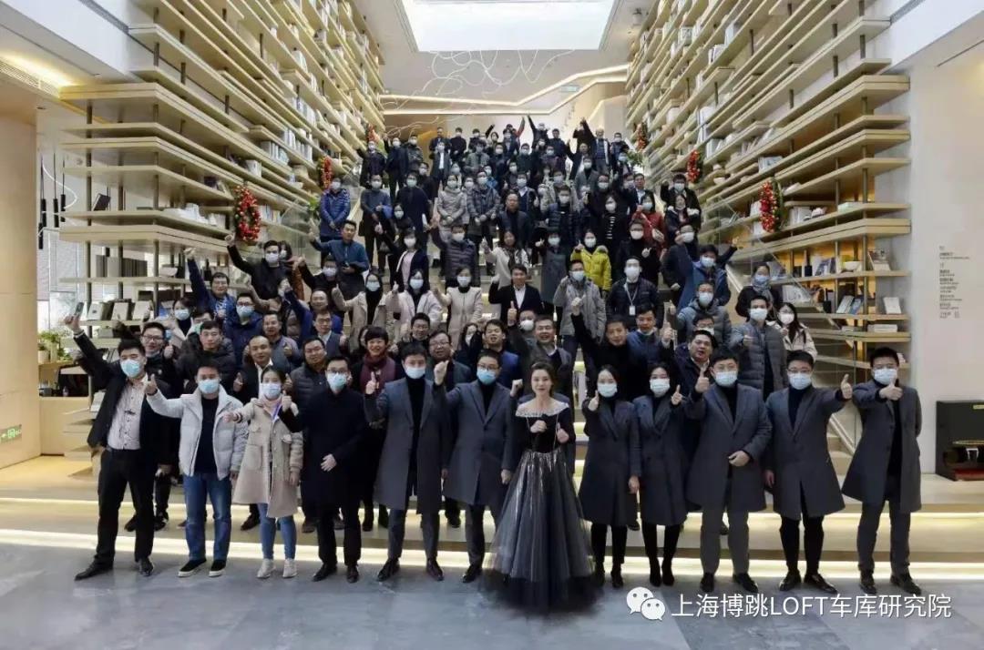 随州全国一百多人在华侨城汉口道6号参观研讨LOFT专利车库技术！